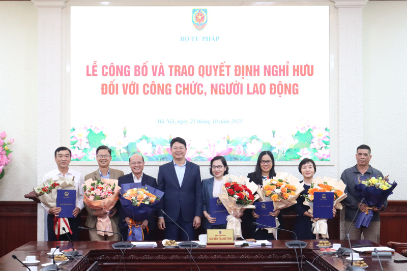 ​Bộ Tư pháp trao quyết định nghỉ hưu đối với công chức, người lao động